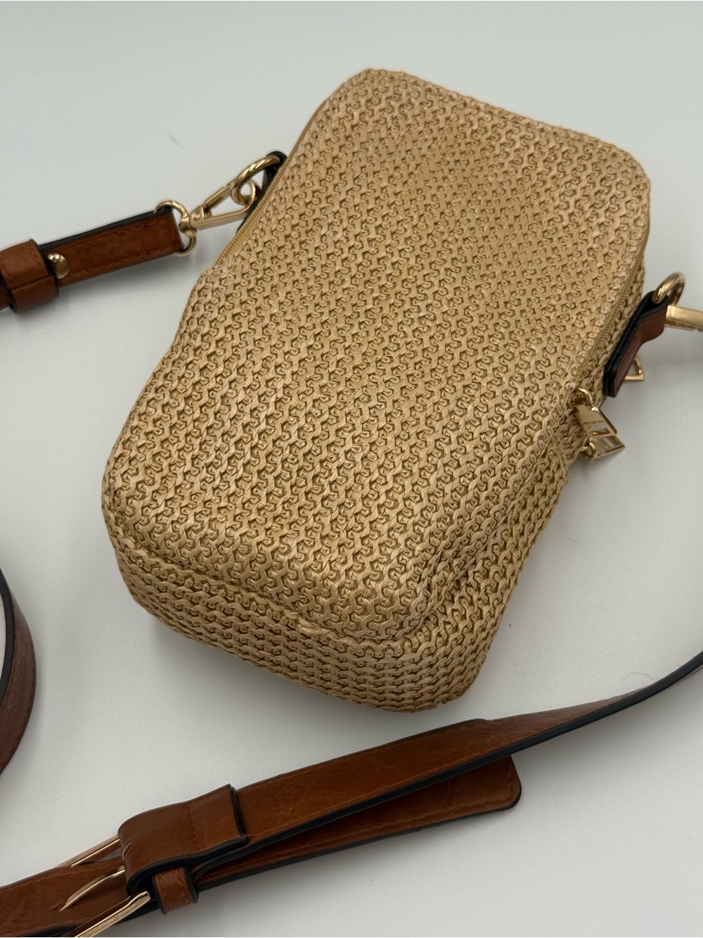Jen & Co Parker Straw Beige Crossbody Bag with Brown Vegan Leather Strap - Picture 3 of 8